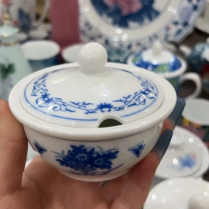 釉下五彩的瓷器和瓷器