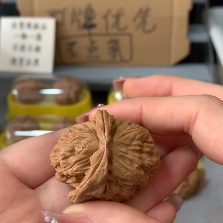 夏***雨文玩核桃吊坠异形单只，有瑕疵