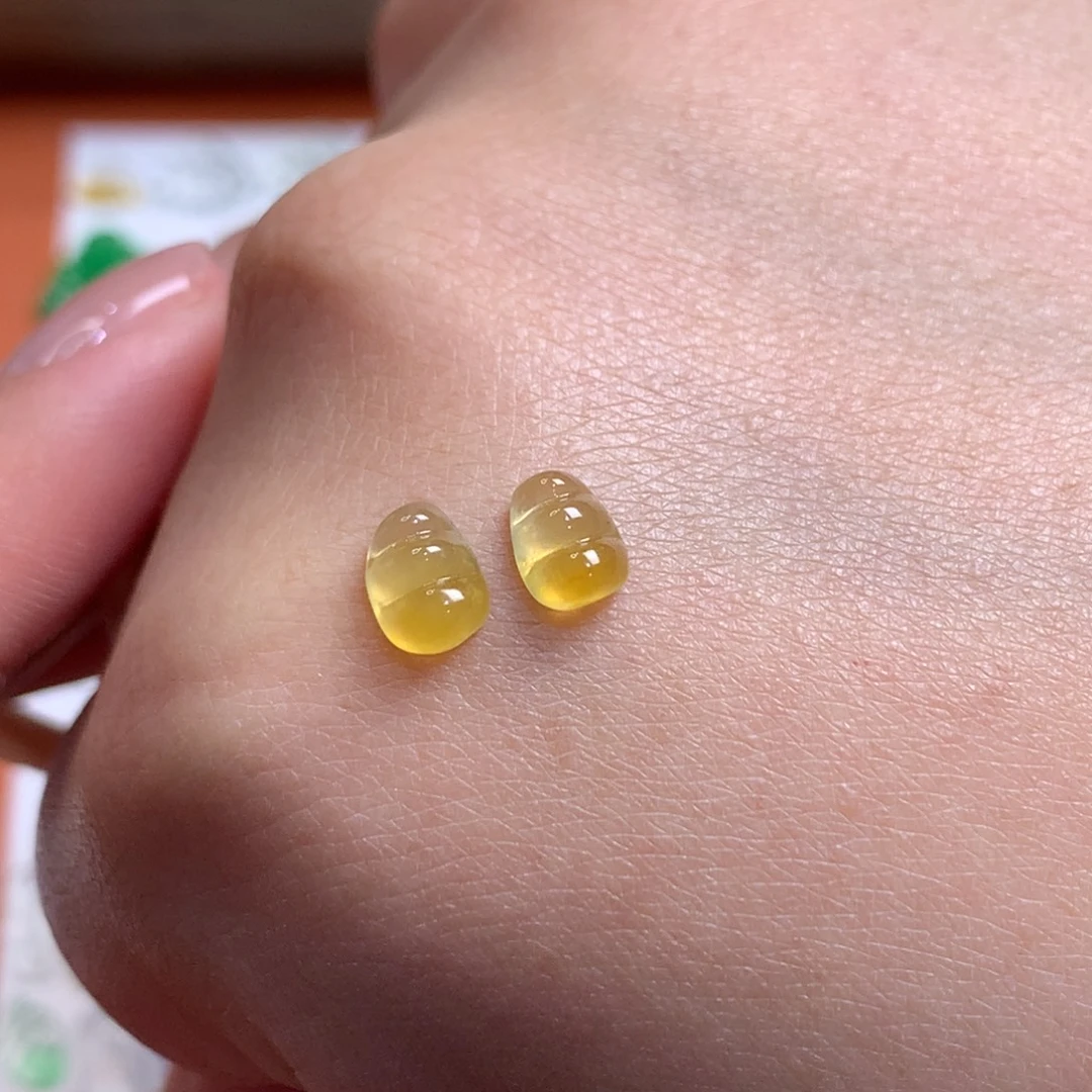 翡翠未镶嵌颈饰单个黄豆