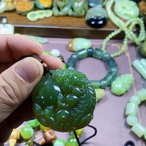 未镶嵌蛇纹石玉颈饰