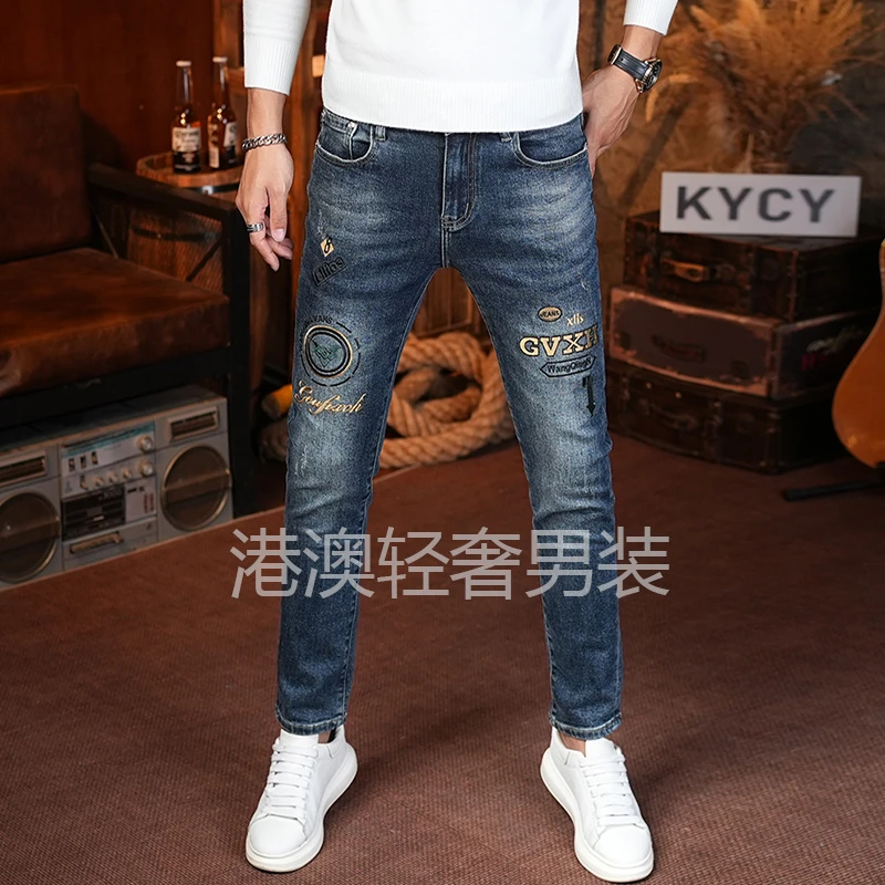 香港时尚刺绣高端蓝色牛仔裤男士2025秋冬新款百搭修身小脚裤子男