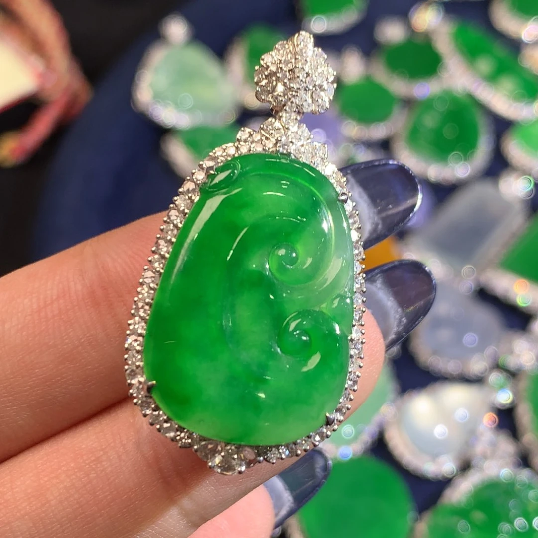 翡翠挂件18K金镶嵌如意