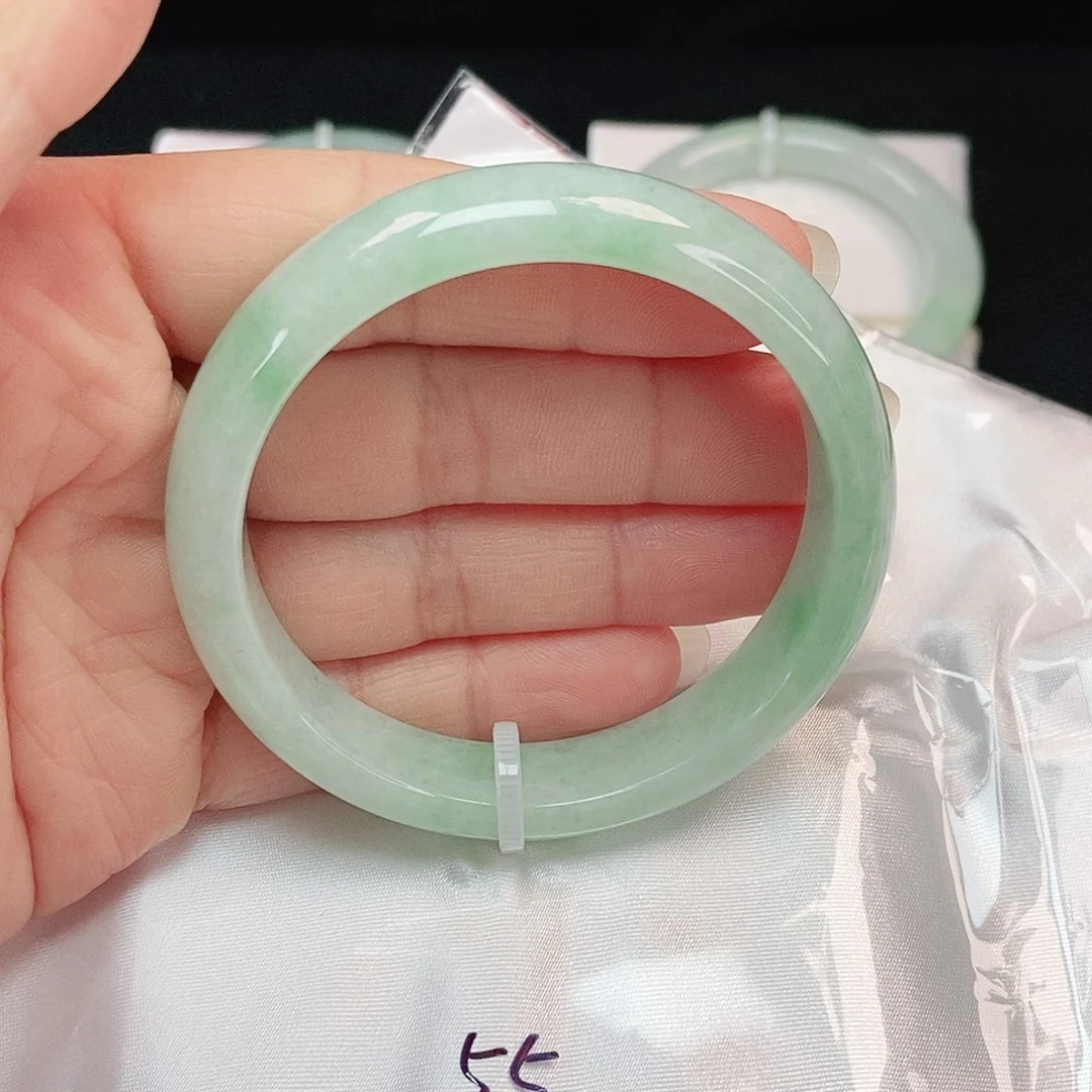 翡翠手镯未镶嵌正圈