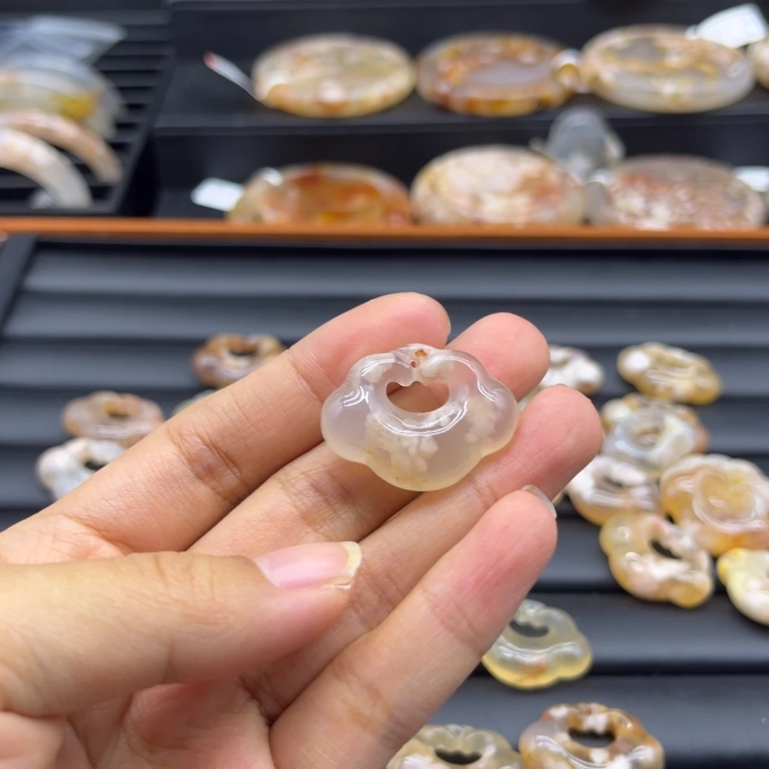 依***手玛瑙/玉髓未镶嵌颈饰