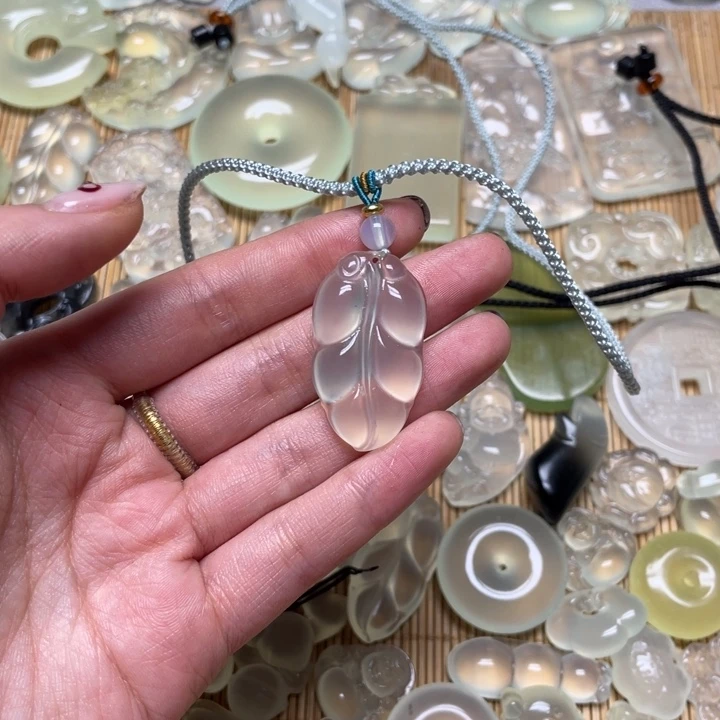 蛇纹石玉颈饰未镶嵌肖****?