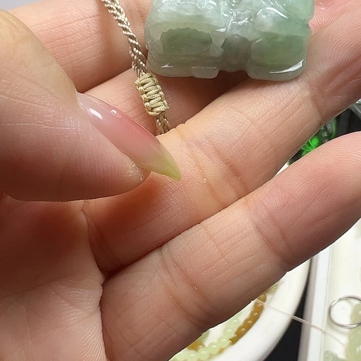 小***点翡翠未镶嵌颈饰挂坠，好看