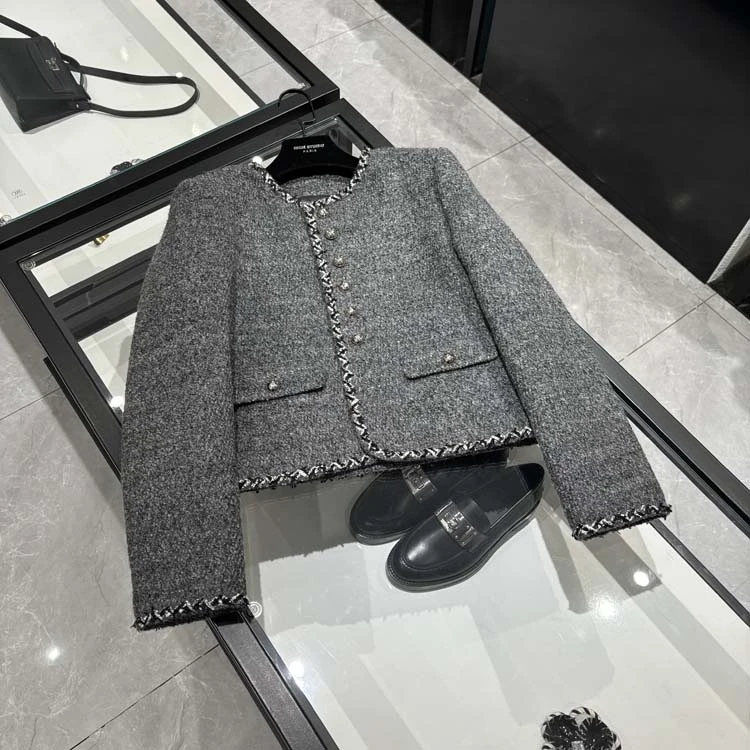 25年春装新款女装 法式亮丝花边白金扣灰色夹棉外套-W122