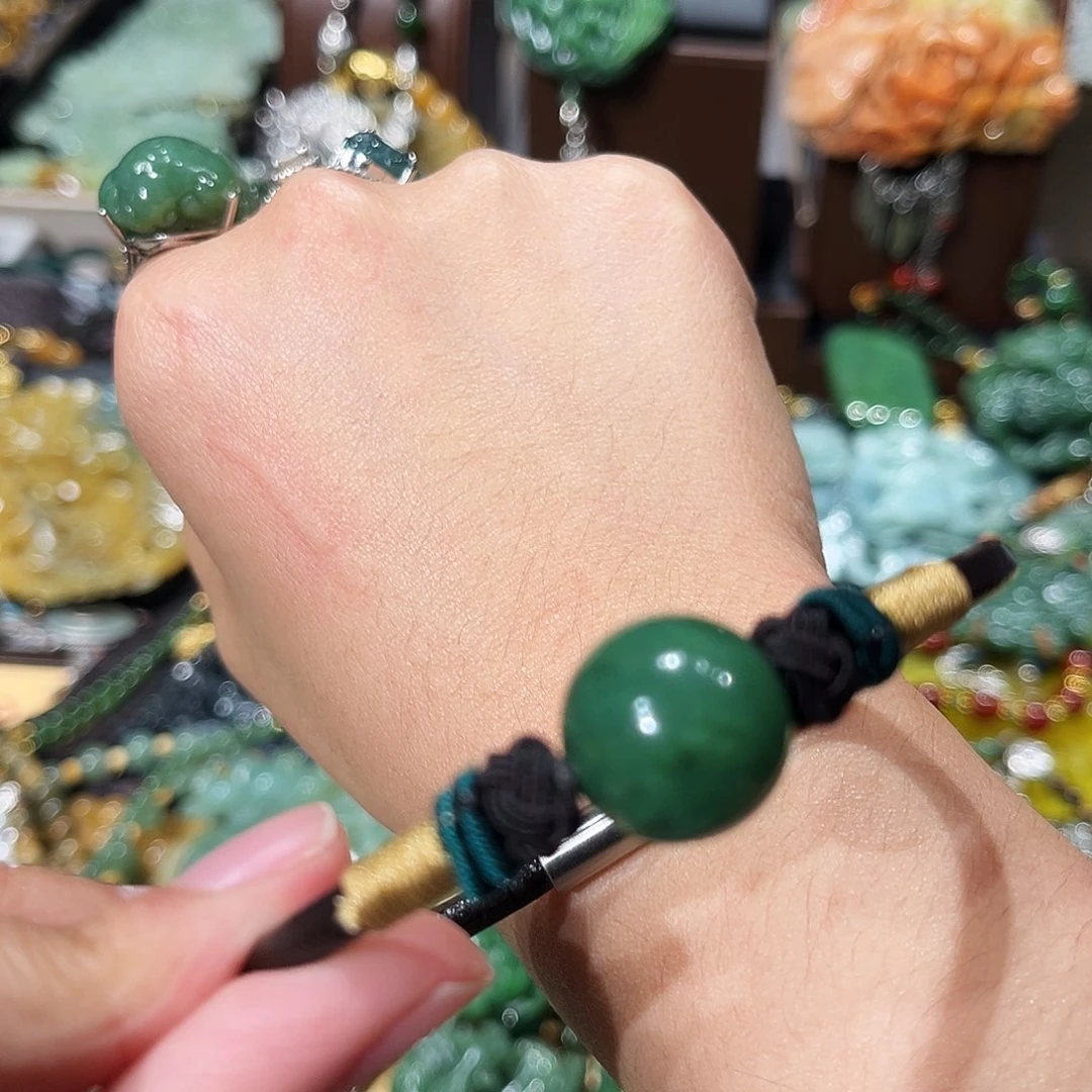 颈饰未镶嵌和田玉（碧玉）