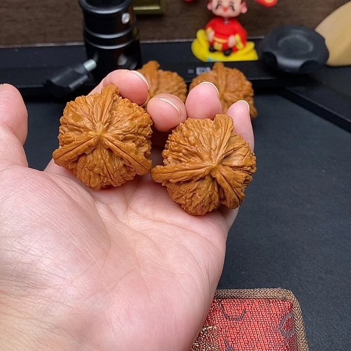 裸***牛文玩核桃把件白奔