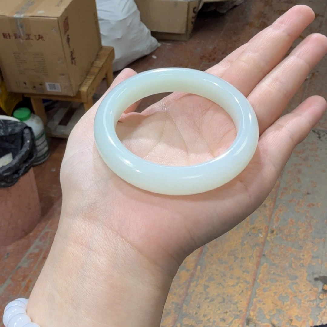 以****和田玉未镶嵌颈饰