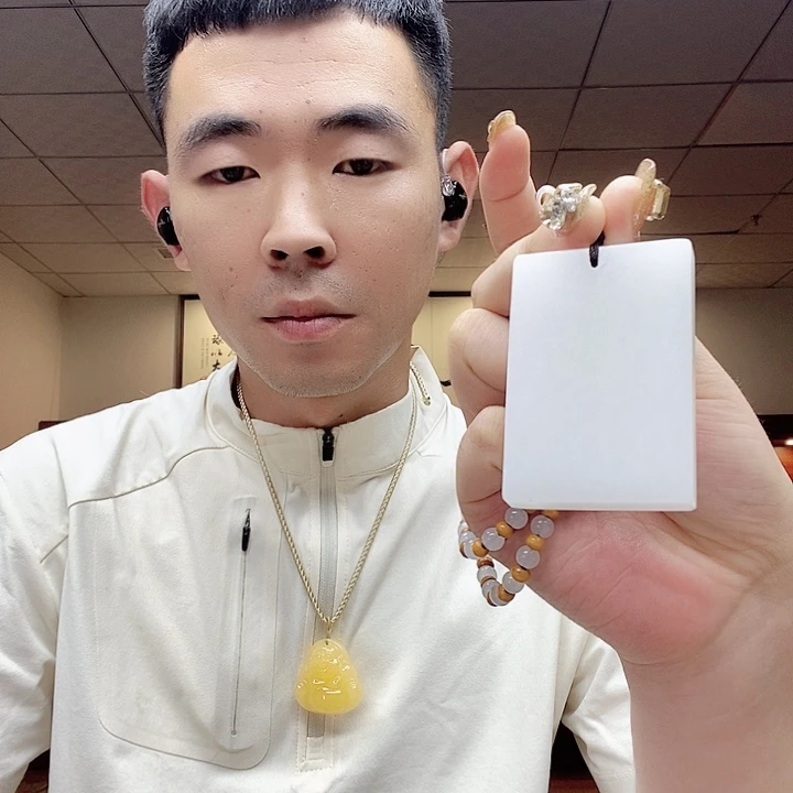 宇***峥颈饰未镶嵌和田玉