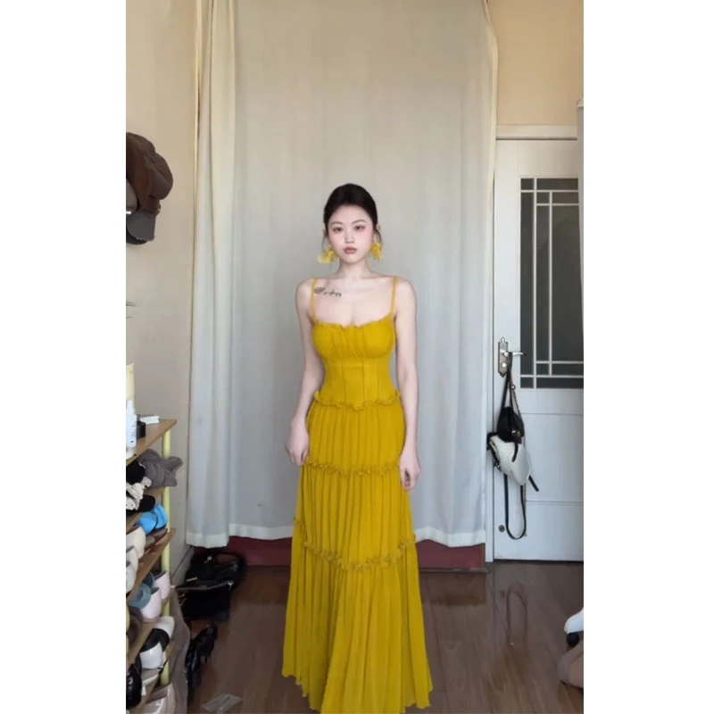 2025年早春新款法式小众褶皱花边吊带连衣裙女设计感海边度假长裙