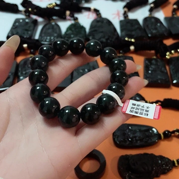 翡翠颈饰未镶嵌好*情