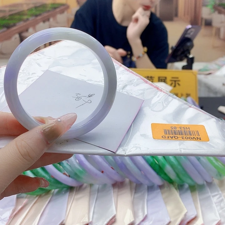 翡翠手镯未镶嵌dgghgghhhhjjjj