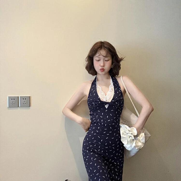 碎花挂脖连衣裙女2025夏季新款度假风收腰A字小个子长裙