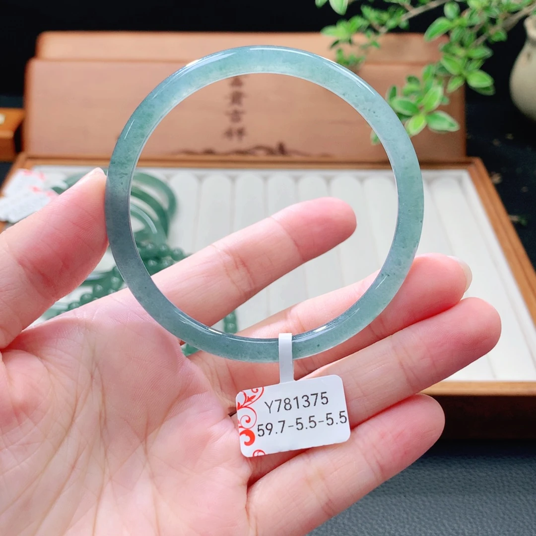 未镶嵌手镯（圆镯）翡翠