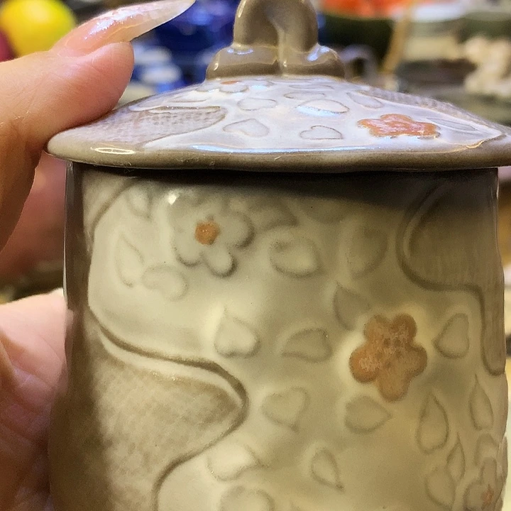 器物的色彩搭配起来很漂亮