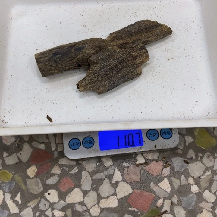 道***懂沉香沉香碎屑绿棋110 克。。