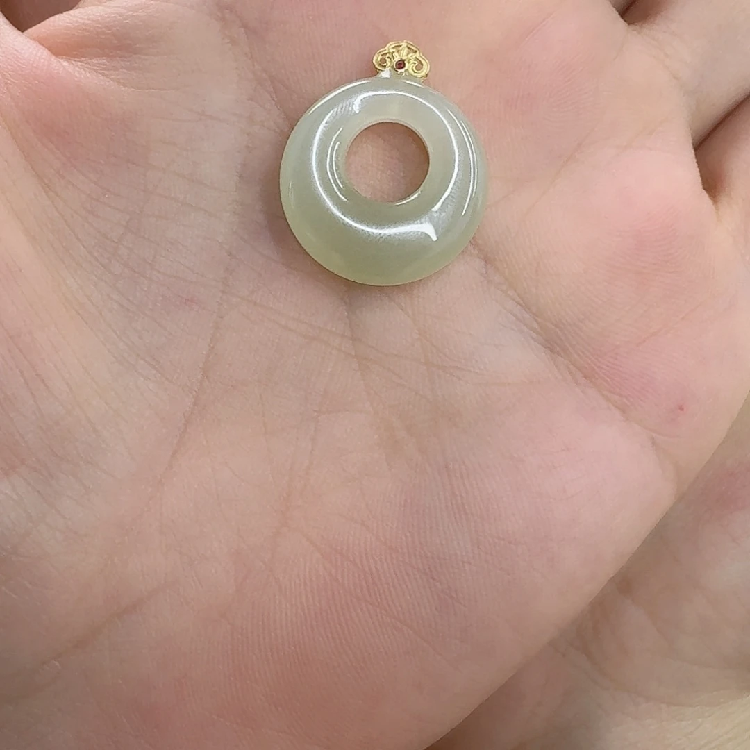 和田玉18K金镶嵌颈饰先****）