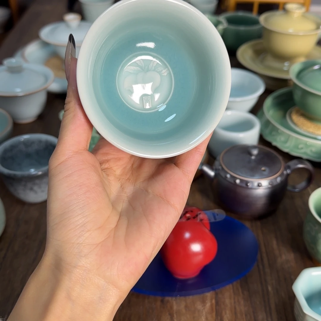 摆件陶龙泉青瓷桃子主人杯