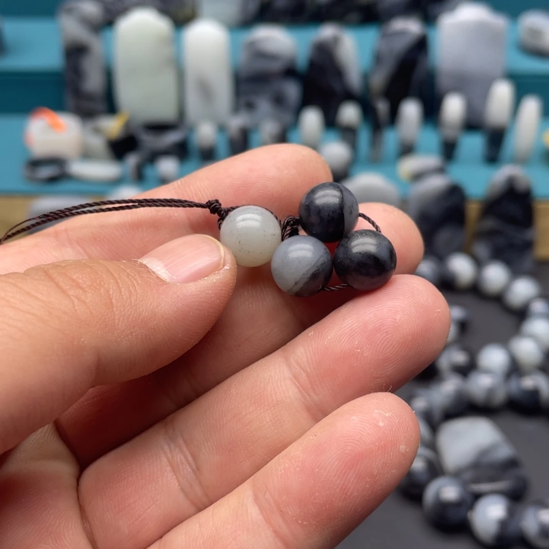 哈***喽和田玉未镶嵌颈饰