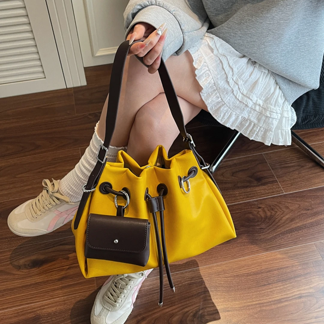独特小众撞色时尚百搭束口通勤包包女式2025高级感简约斜挎水桶包