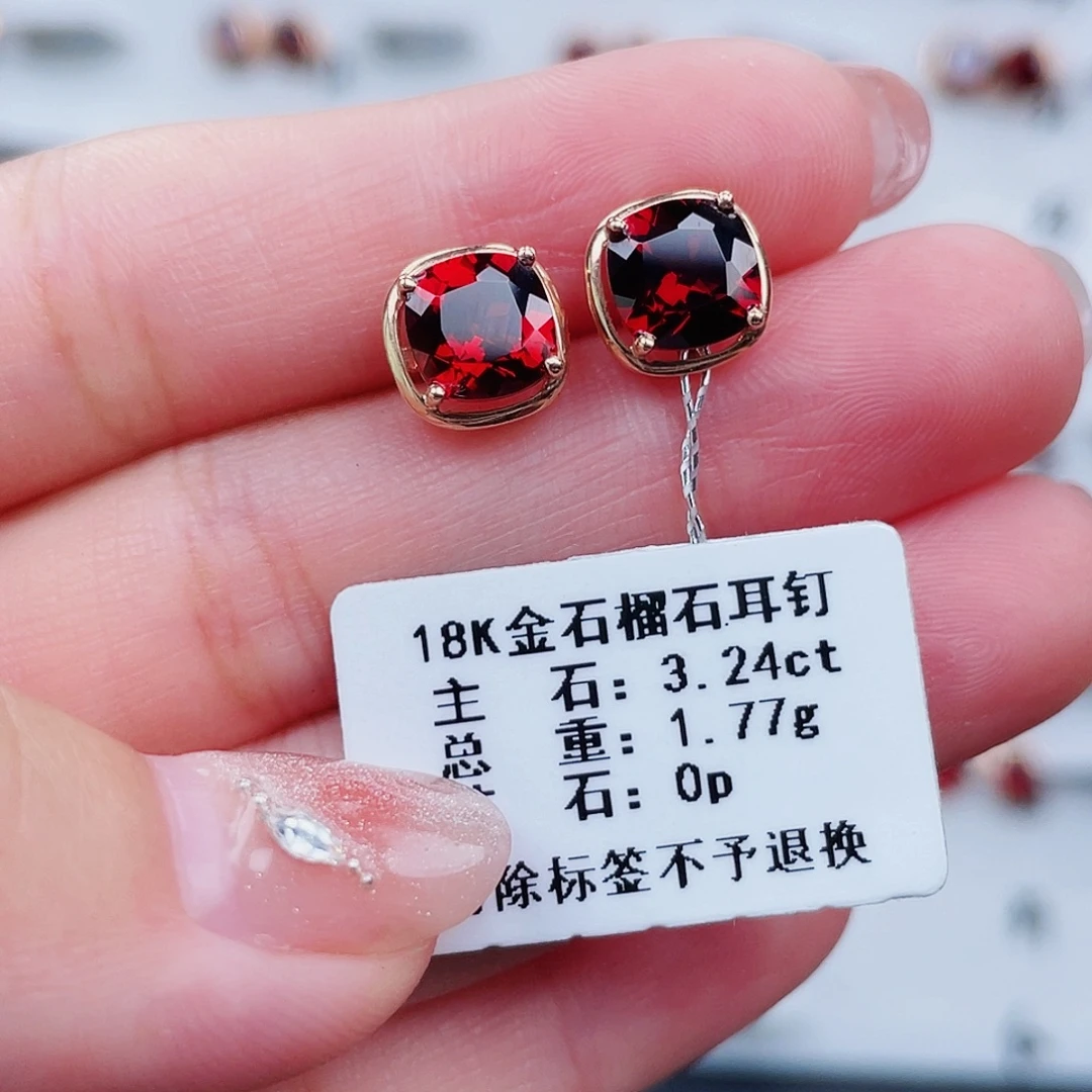 18K金镶嵌耳饰石榴石