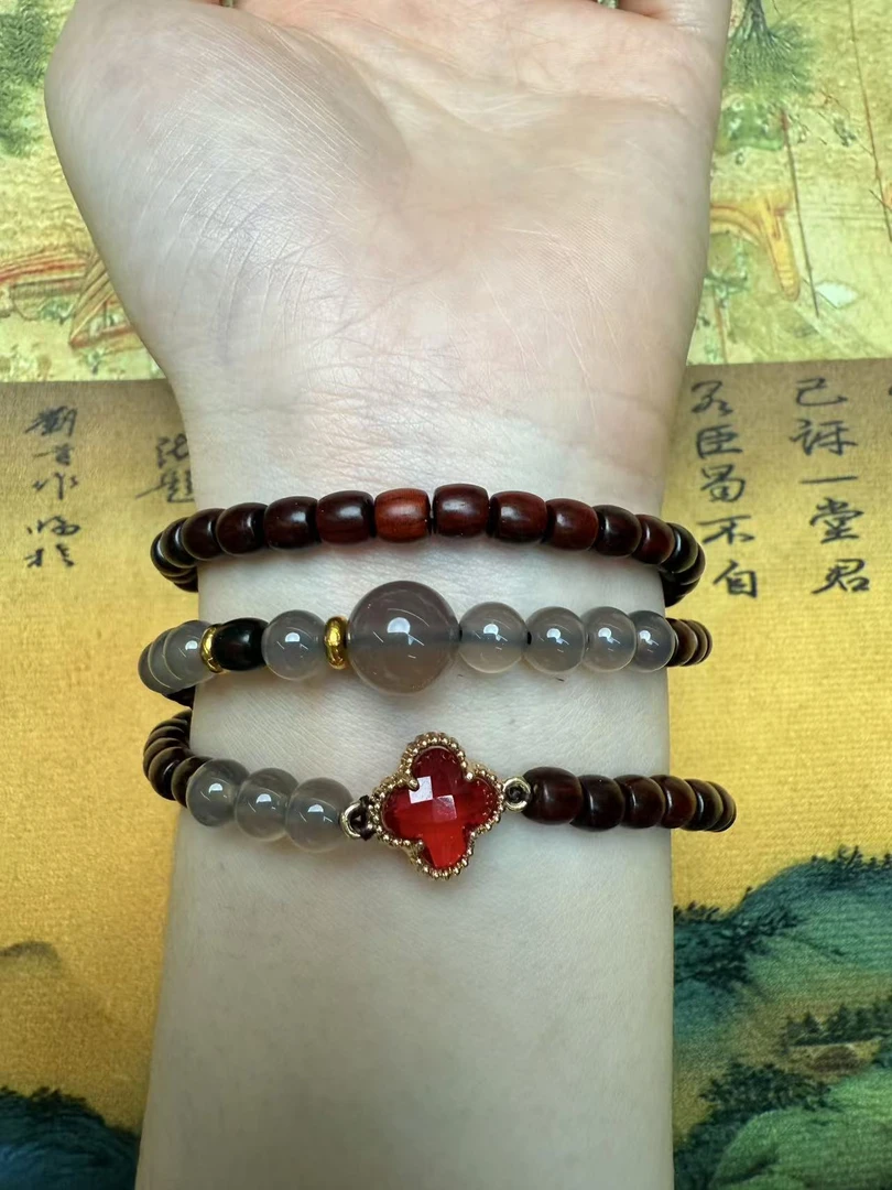 S1080-小叶紫檀5mm桶珠双圈+红色四叶草铜配饰+盒子