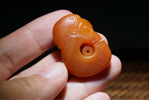 新疆和田玉黄沁玉猪龙吊坠