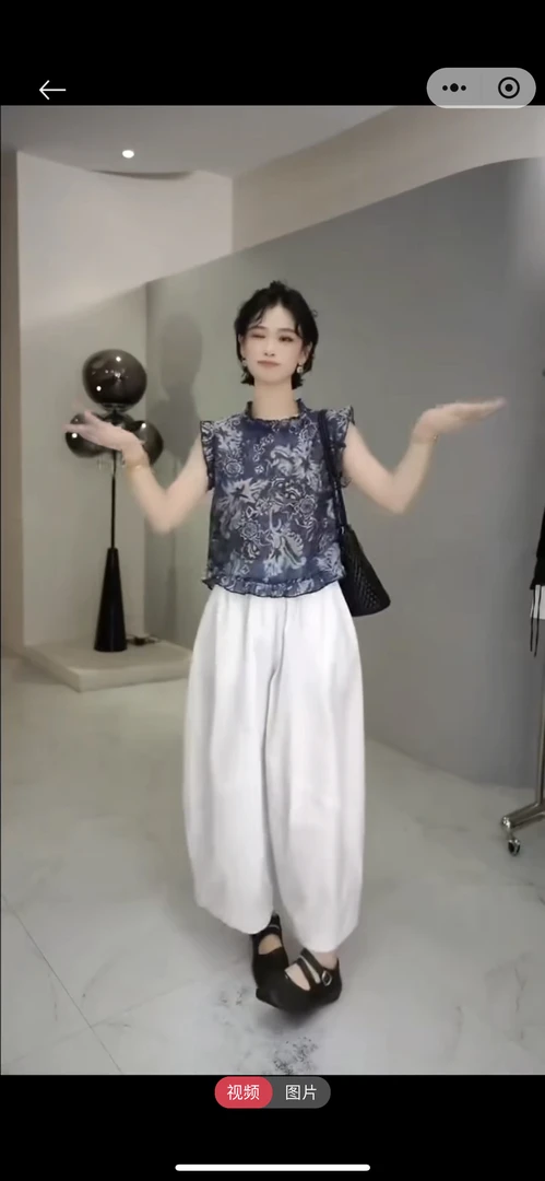 设计感时尚百搭青花瓷木耳边上衣