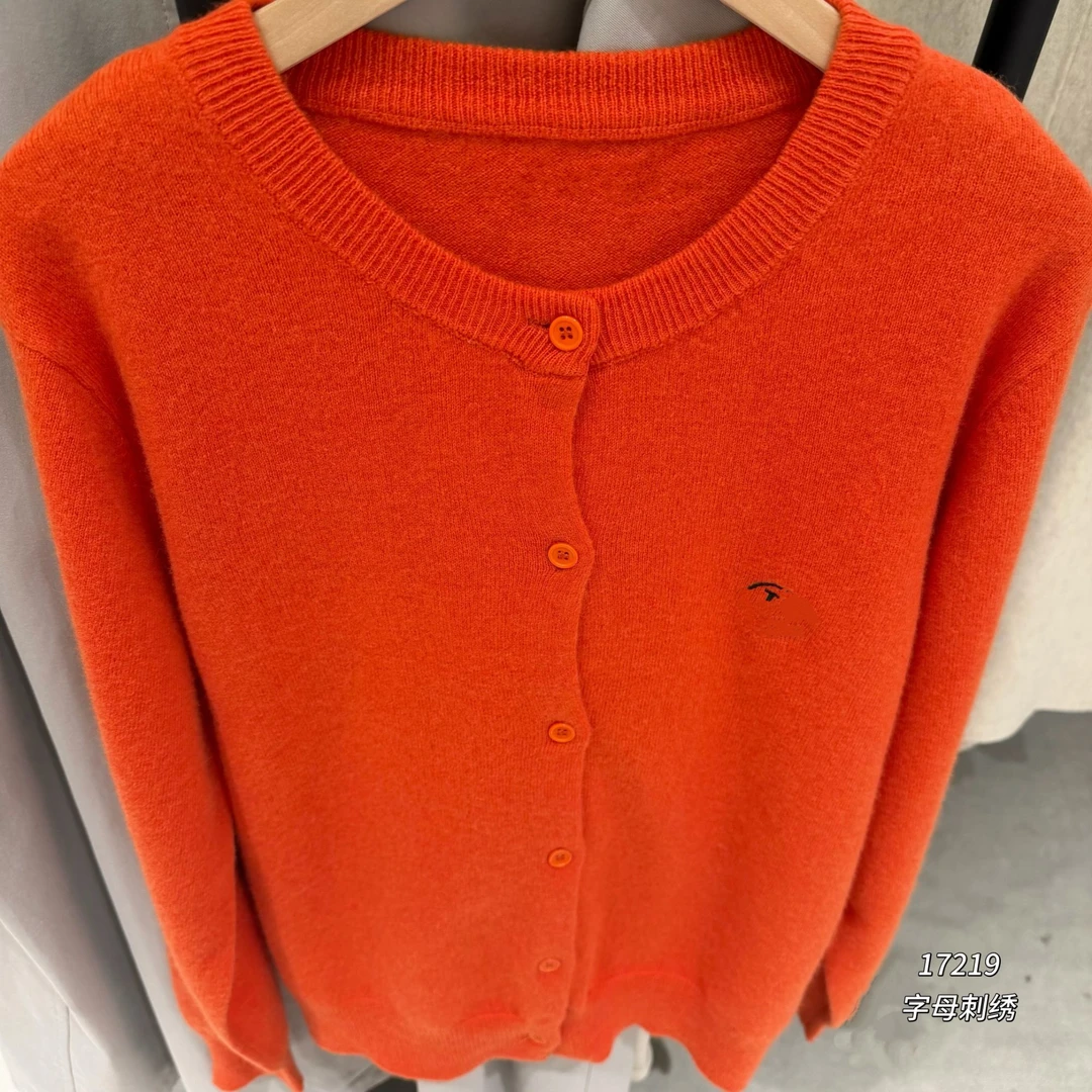 17219 WANGDAN（部分无水洗唛，介意慎拍)圆领字母刺绣针织衫