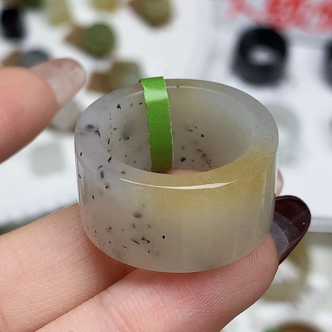 未镶嵌戒指和田玉