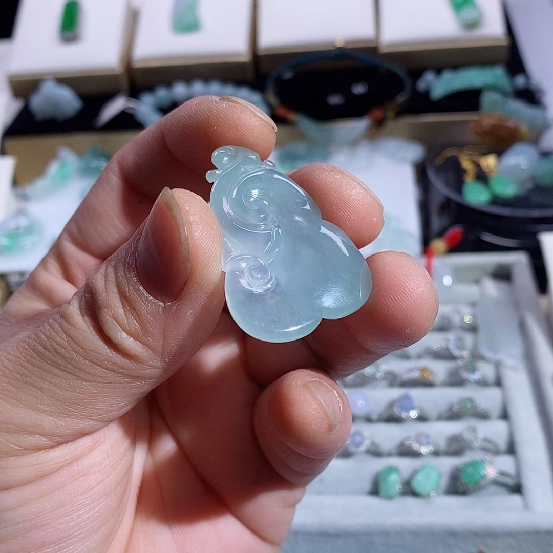 翡翠颈饰未镶嵌如意