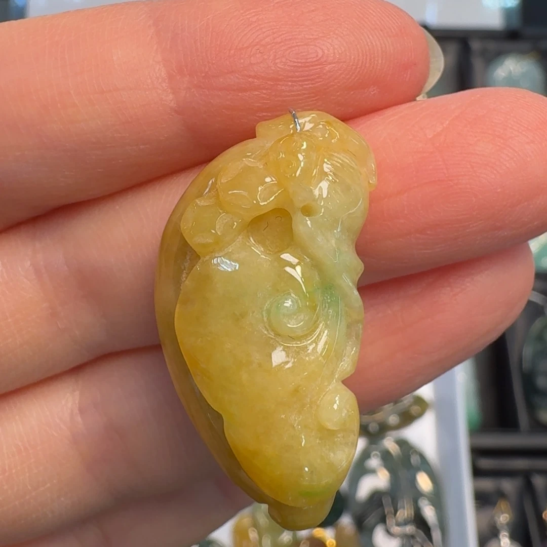 翡翠未镶嵌颈饰如意