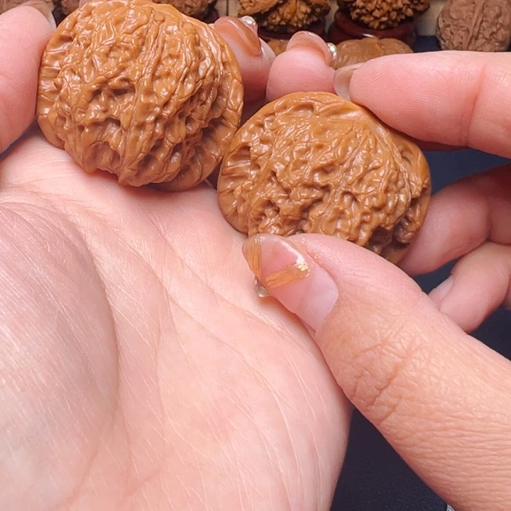 文玩核桃吊坠血麒麟41