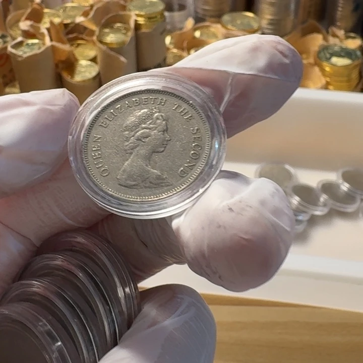 其他普通金属花冠，女王1元，流通品