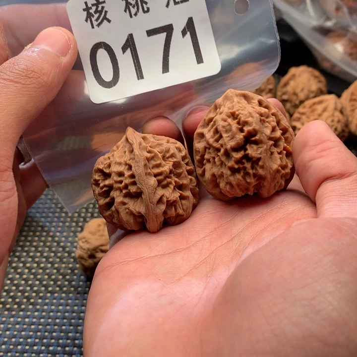 文玩核桃吊坠野牛