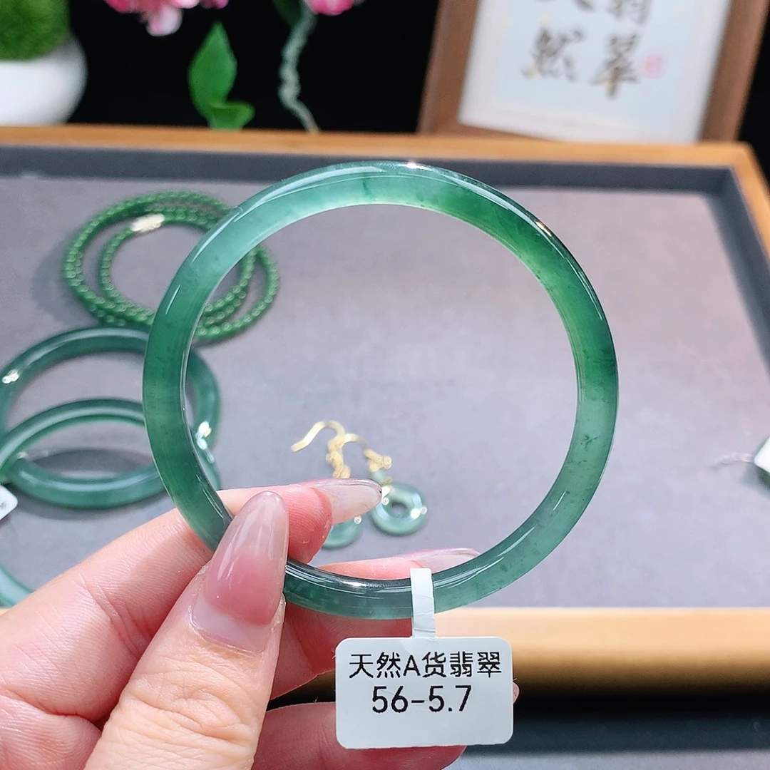 未镶嵌手镯（圆镯）翡翠