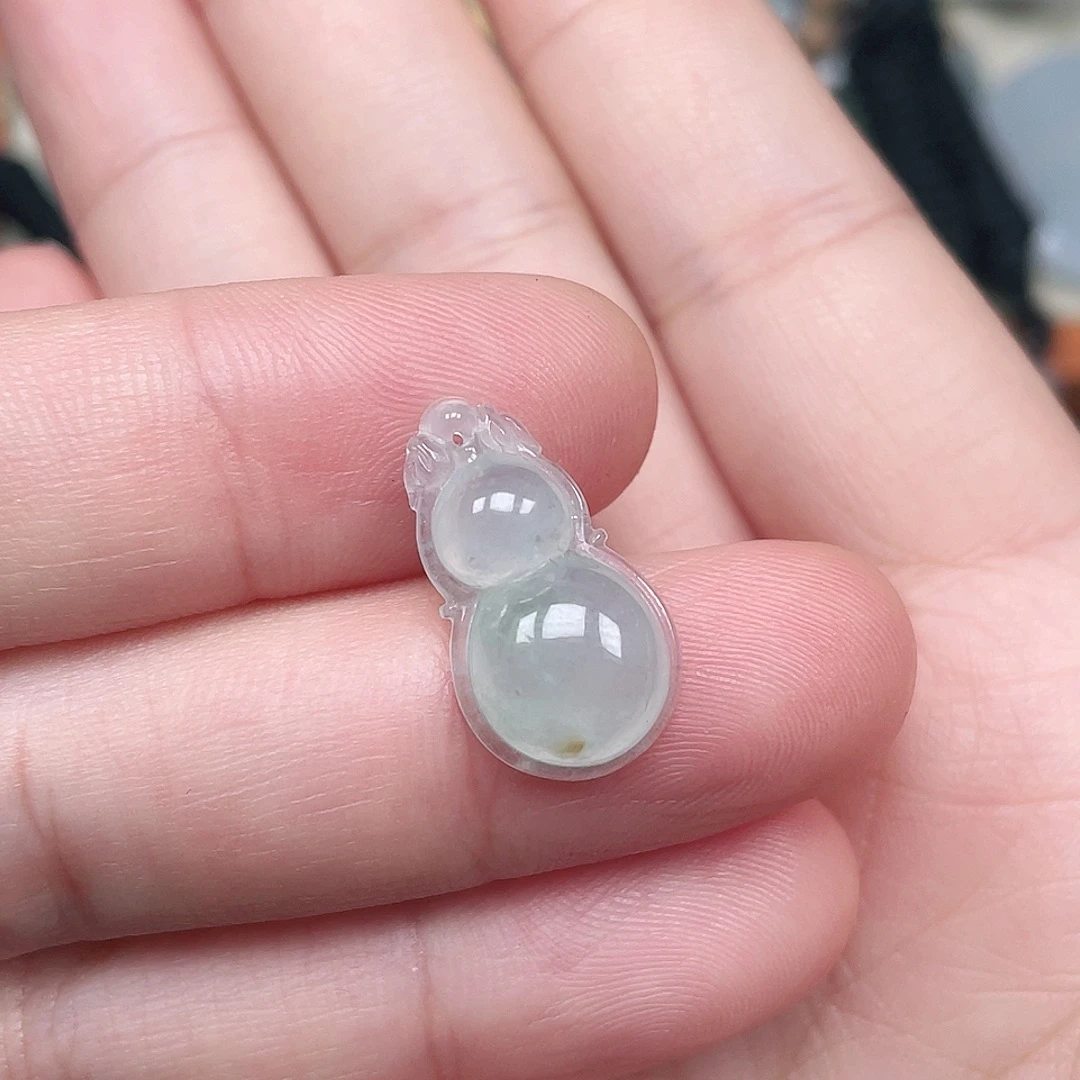 翡翠未镶嵌颈饰葫芦