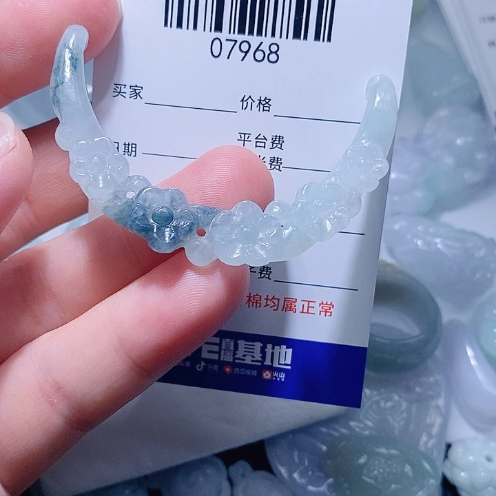 翡翠未镶嵌颈饰上