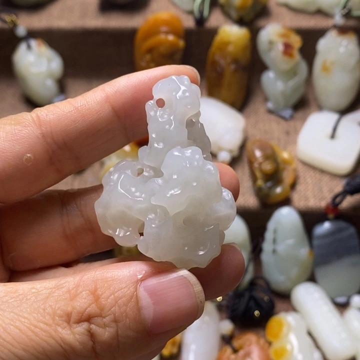 和田玉未镶嵌颈饰胖*?