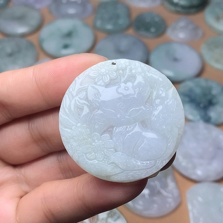 翡翠未镶嵌颈饰九尾狐