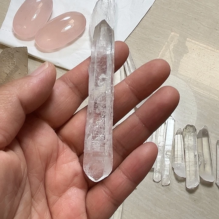 y***，水晶未镶嵌珠宝半成品