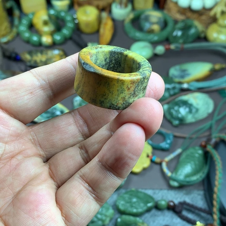 吊坠(赠链)未镶嵌岫岩河磨玉（透闪石质玉）