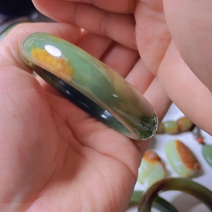 岫岩河磨玉（透闪石质玉）手镯未镶嵌悠**水