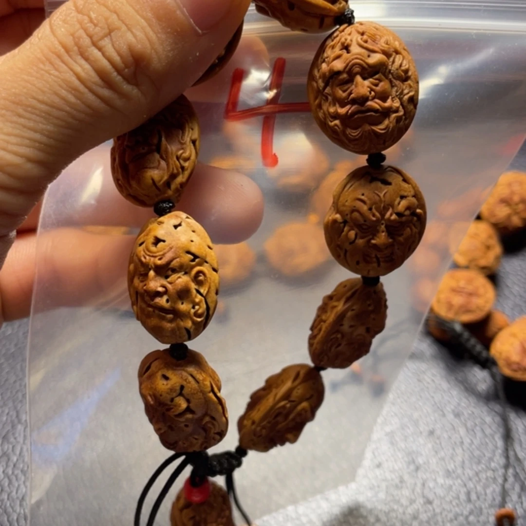 大桃核雕刻瑕疵罗汉
