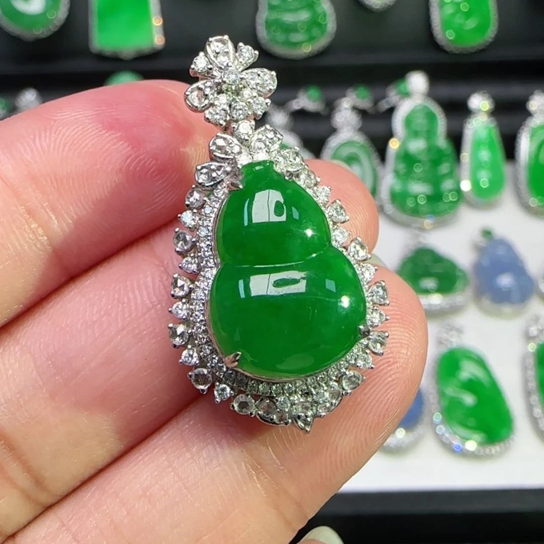 翡翠18K金镶嵌颈饰吊坠