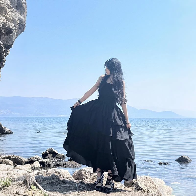 黑色吊带连衣裙女2025新款设计感小心机蛋糕裙高腰显瘦中长裙