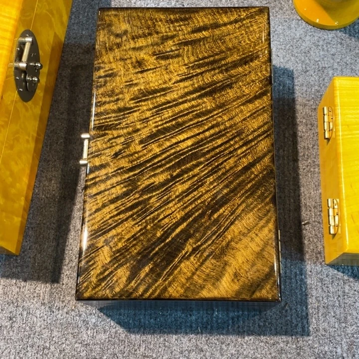 楠木首饰盒一个…………