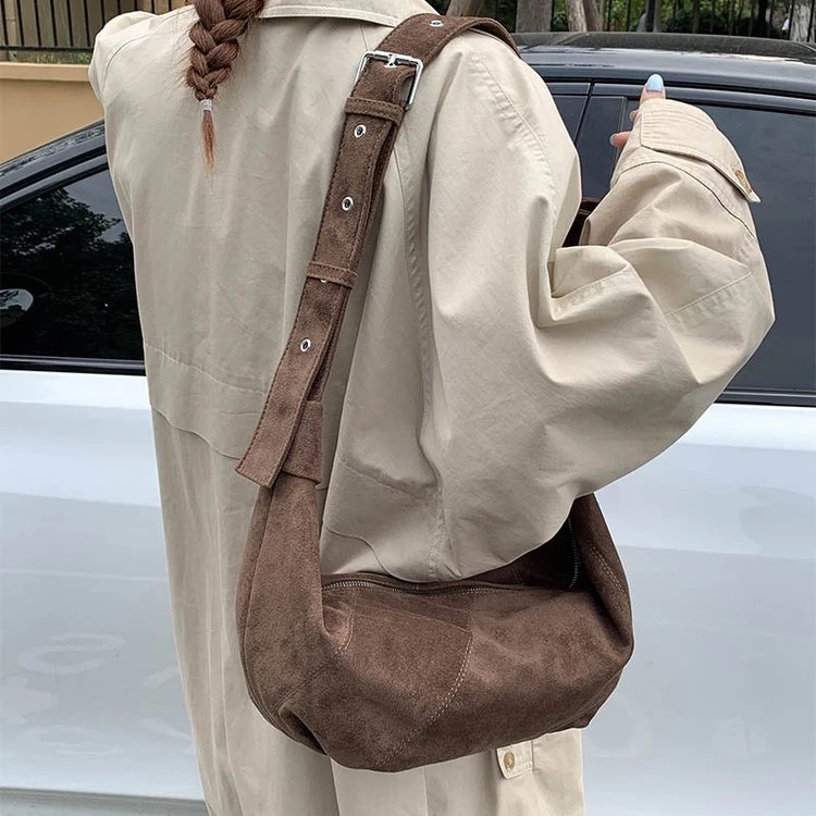秋冬复古韩版翻毛饺子包2025新款休闲小众斜挎包女通勤百搭肩包
